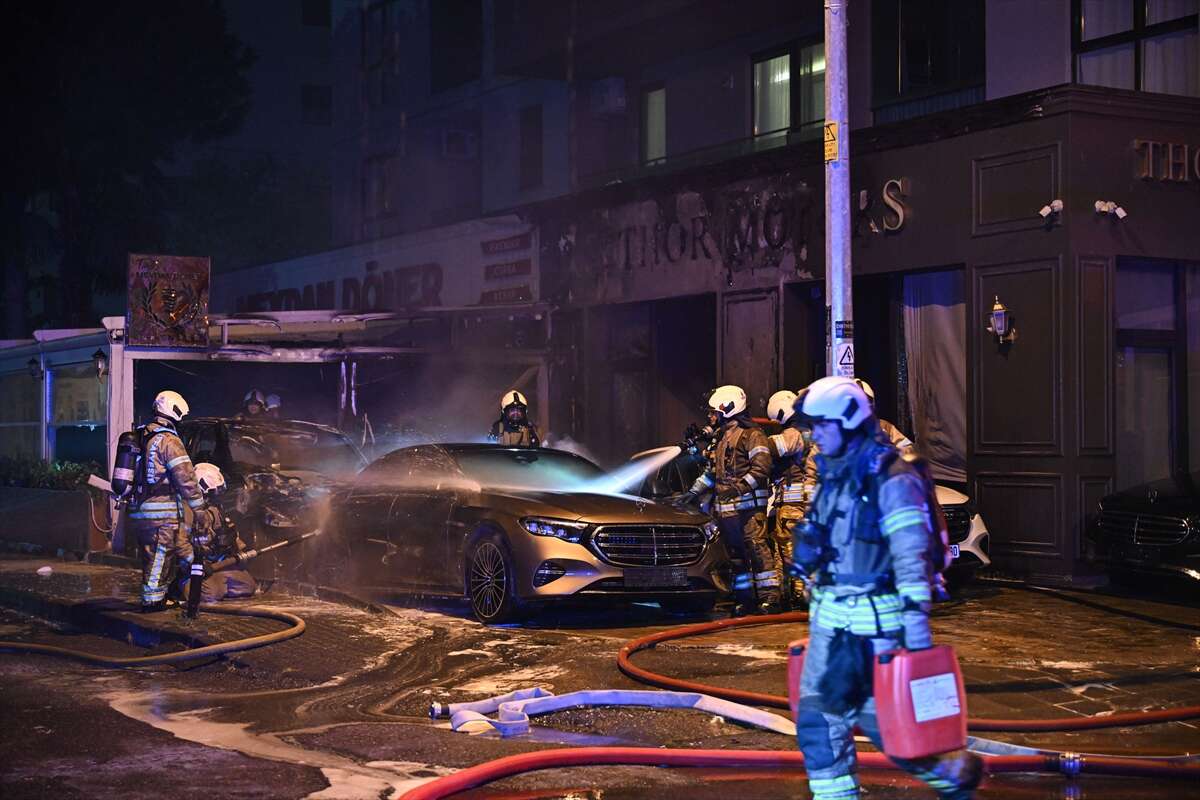 Oto galeride yangın çıktı, lüks araçlar küle döndü 5